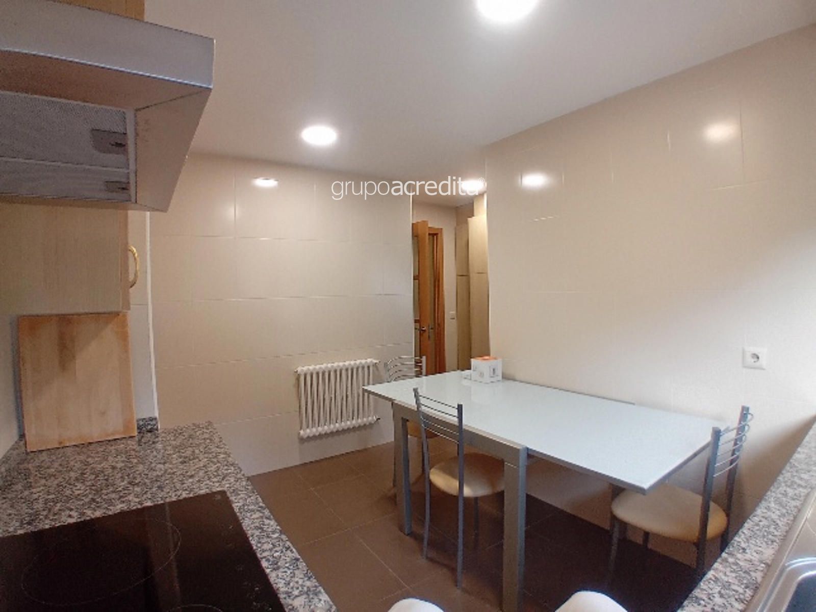 Amplio piso. Para entrar a vivir al lado de la Xunta - Foto 9