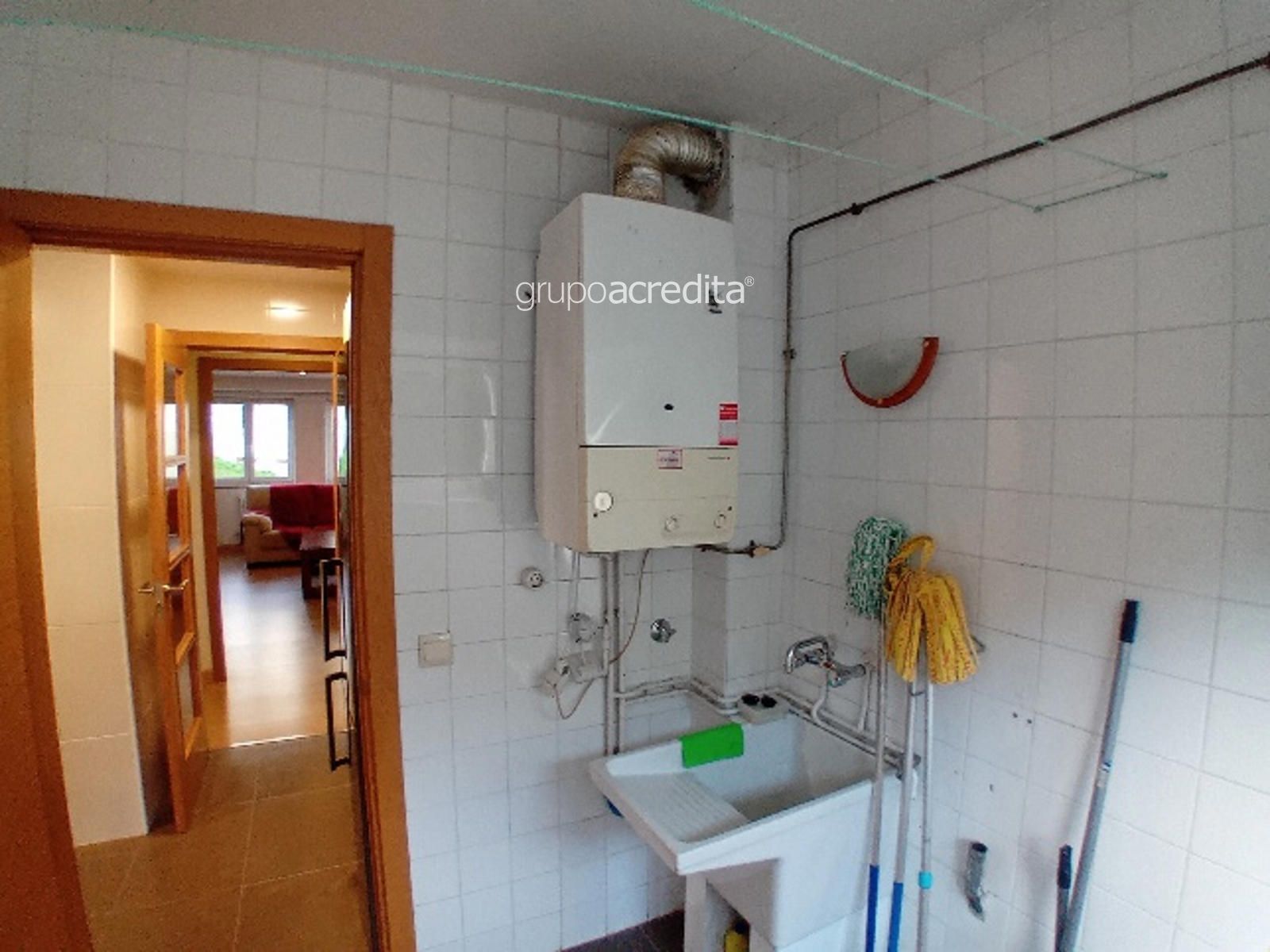 Amplio piso. Para entrar a vivir al lado de la Xunta - Foto 10