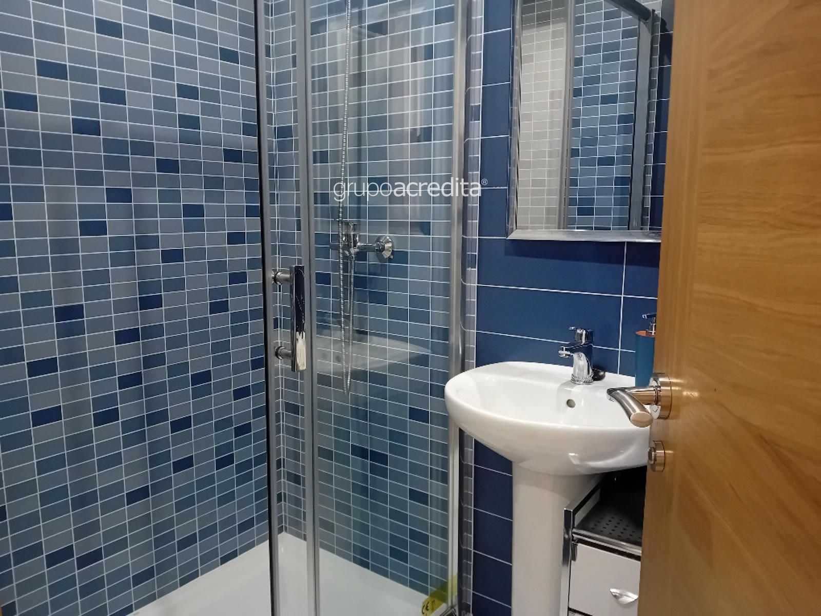 Amplio piso. Para entrar a vivir al lado de la Xunta - Foto 12