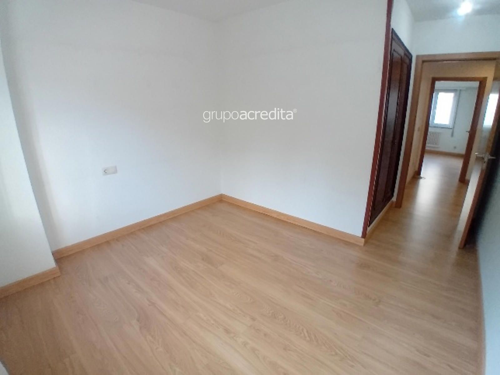 Amplio piso. Para entrar a vivir al lado de la Xunta - Foto 14
