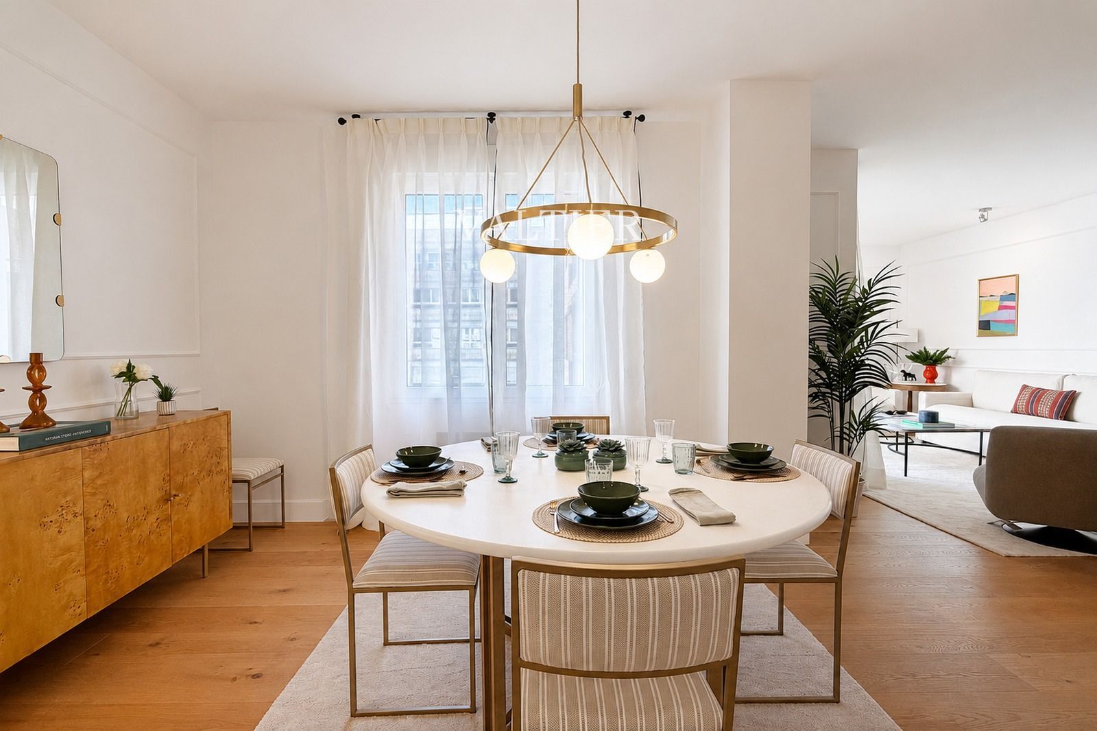 Espectacular propiedad en venta con 4 dormitorios  y plaza de garaje en Almagro, Madrid - Foto 2