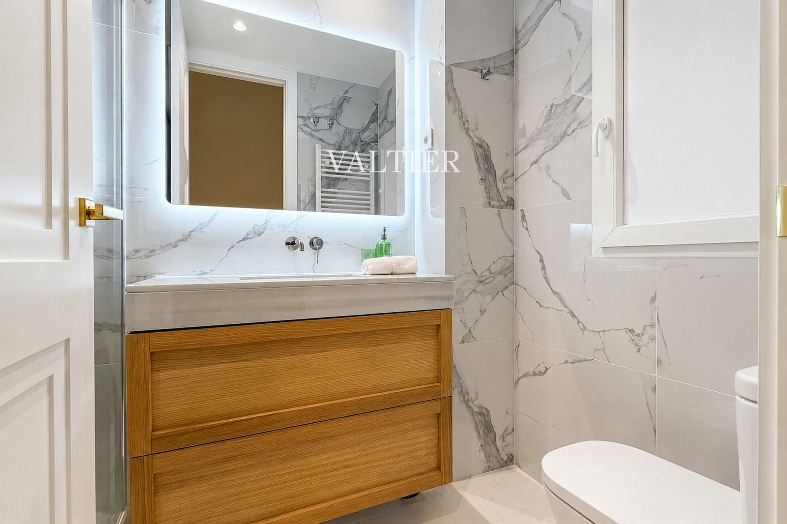 Espectacular propiedad en venta con 4 dormitorios  y plaza de garaje en Almagro, Madrid - Foto 17