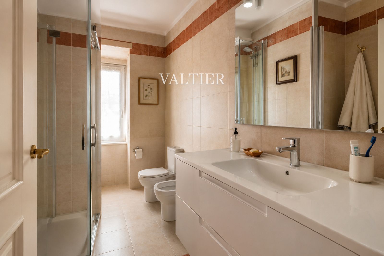 Piso exterior en venta con terraza y garaje en Chamberí, Madrid - Foto 3