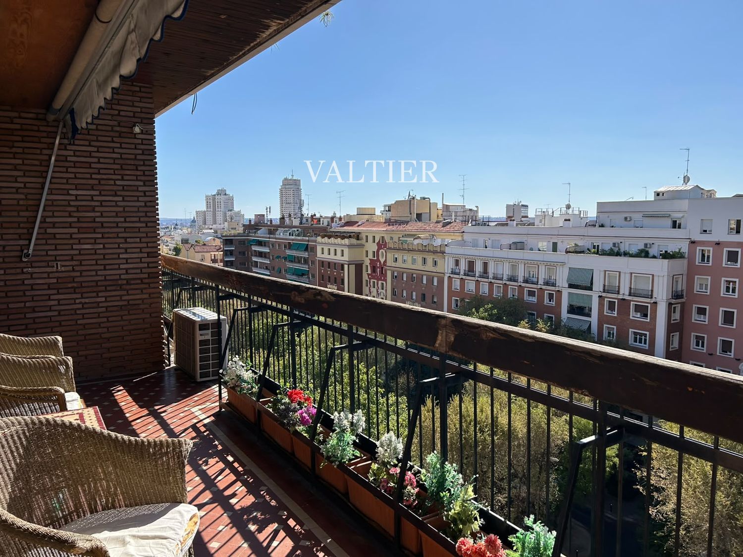 Altura, luz y vistas abiertas en Chamberí, Madrid - Foto 1