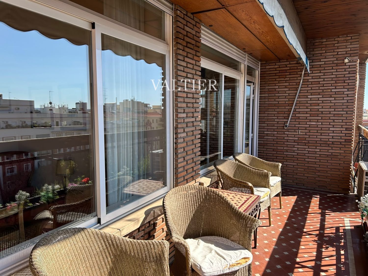 Altura, luz y vistas abiertas en Chamberí, Madrid - Foto 2