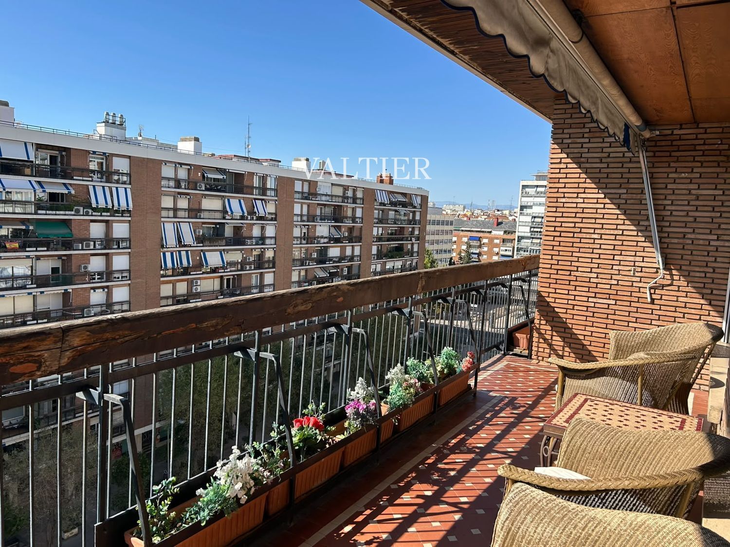 Altura, luz y vistas abiertas en Chamberí, Madrid - Foto 3