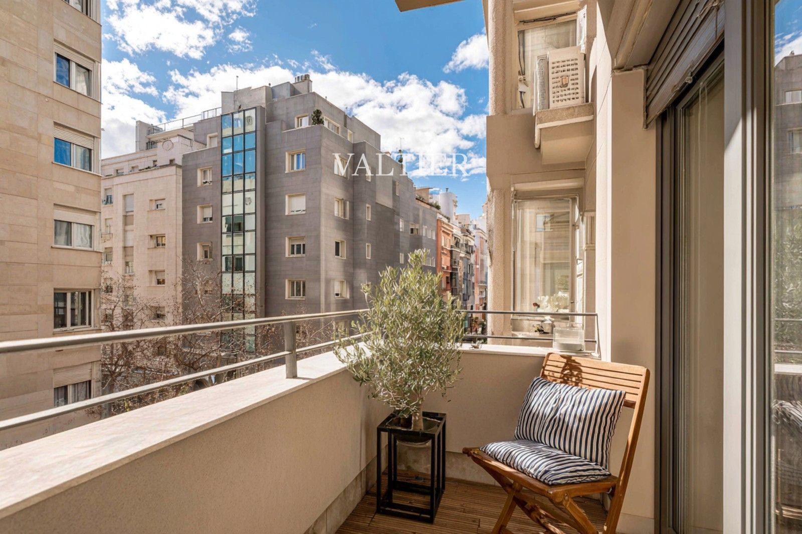 Luz y terraza en una reforma serena de Almagro, Madrid - Foto 3