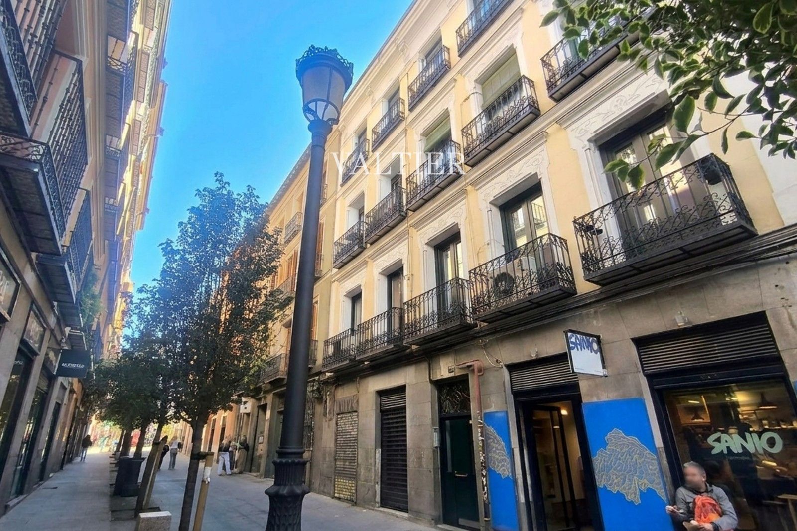 Dos balcones sobre una calle tranquila de Malasaña, Madrid - Foto 19