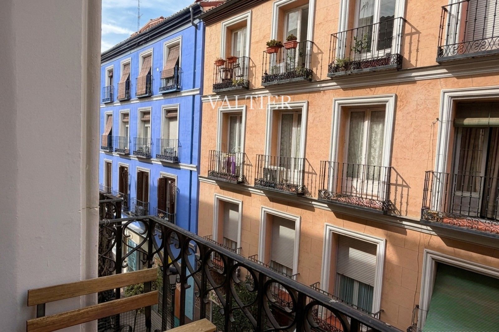 Dos balcones sobre una calle tranquila de Malasaña, Madrid - Foto 21