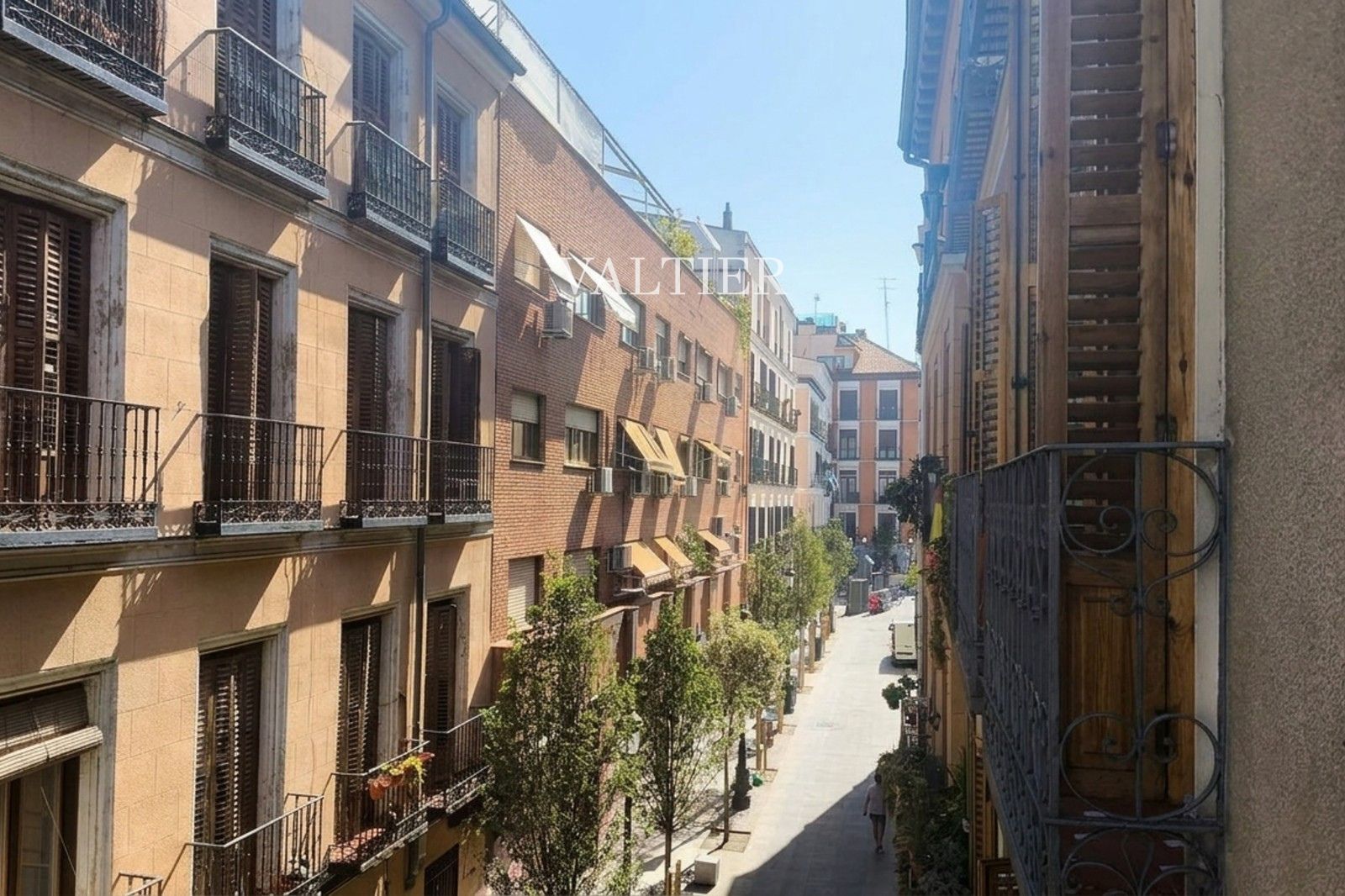 Dos balcones sobre una calle tranquila de Malasaña, Madrid - Foto 22