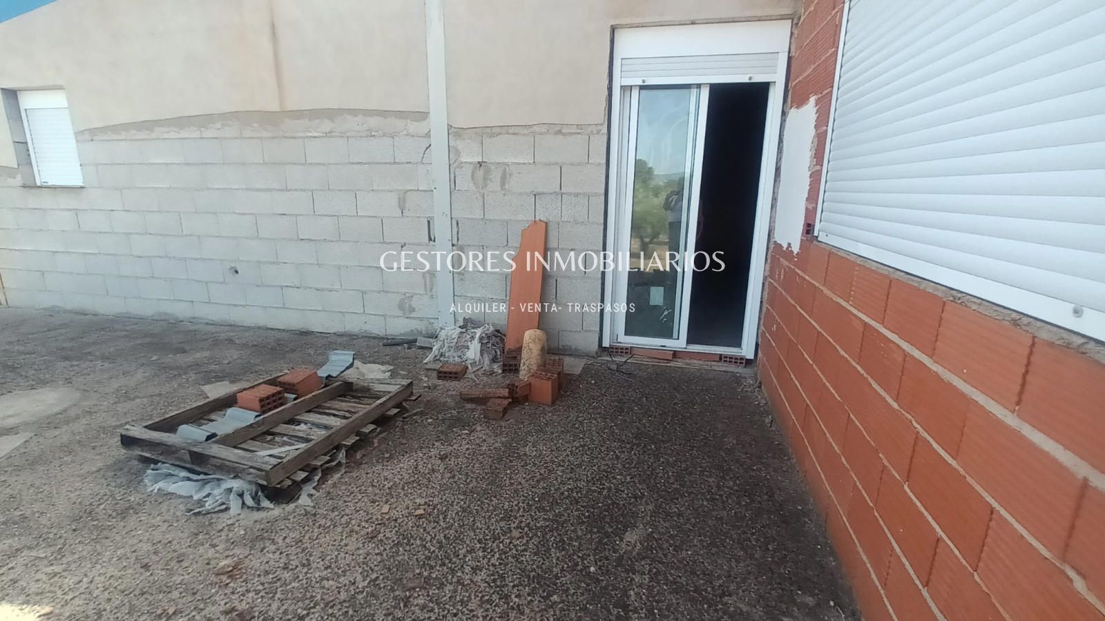 NAVE INDUSTRIAL CON PARCELA DE 8.000m EN ALFAFARA