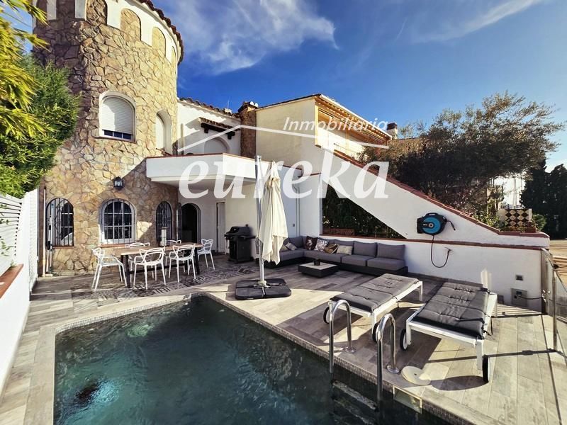 Xalet Independent en venda Empuriabrava, Girona. Ref: 2302. Agencia Eureka