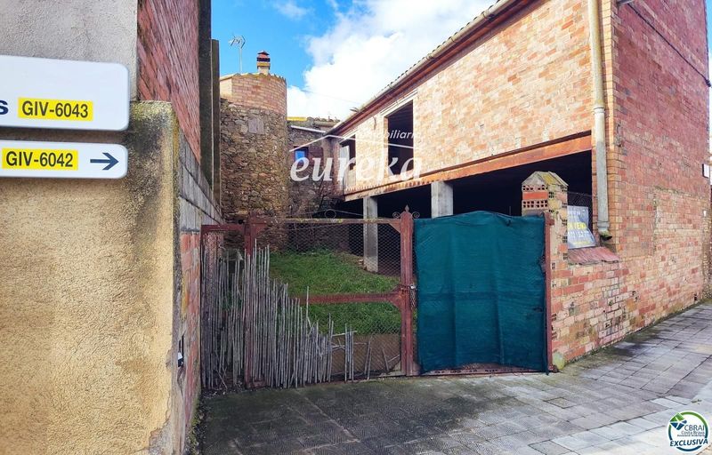 Singular Building for sale Peralada, Girona. Ref: 2521. Agencia Eureka