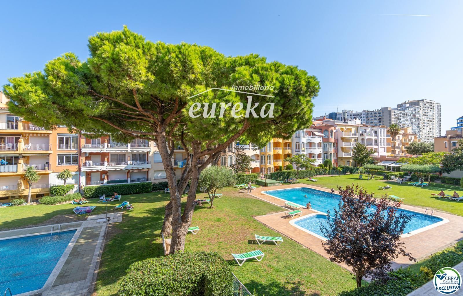 Apartament amb terrassa i piscina a Empuriabrava