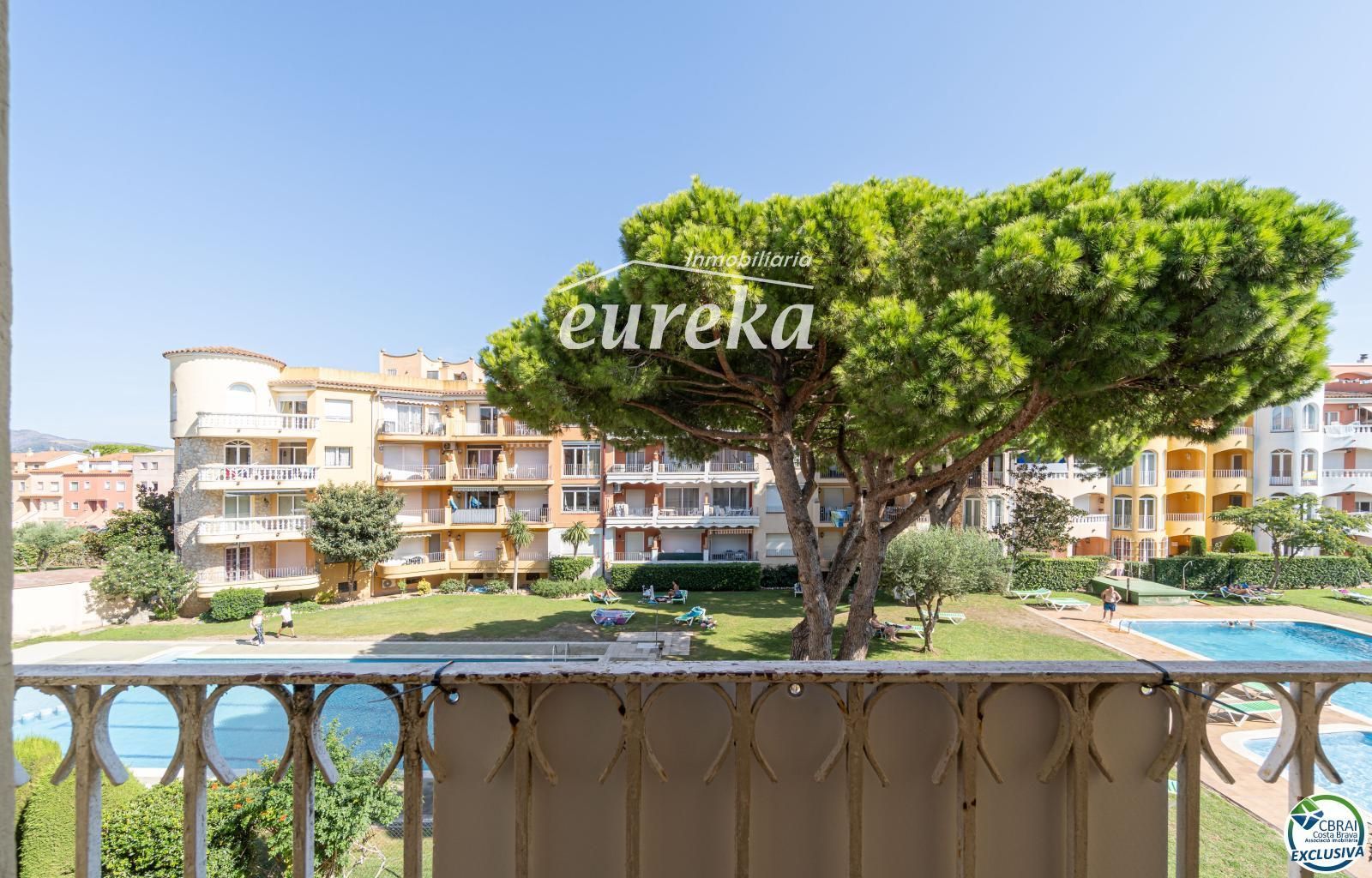 Apartament amb terrassa i piscina a Empuriabrava