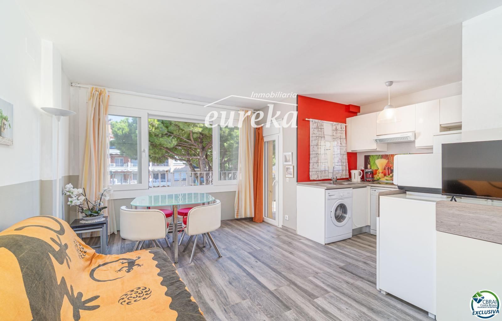 Apartament amb terrassa i piscina a Empuriabrava