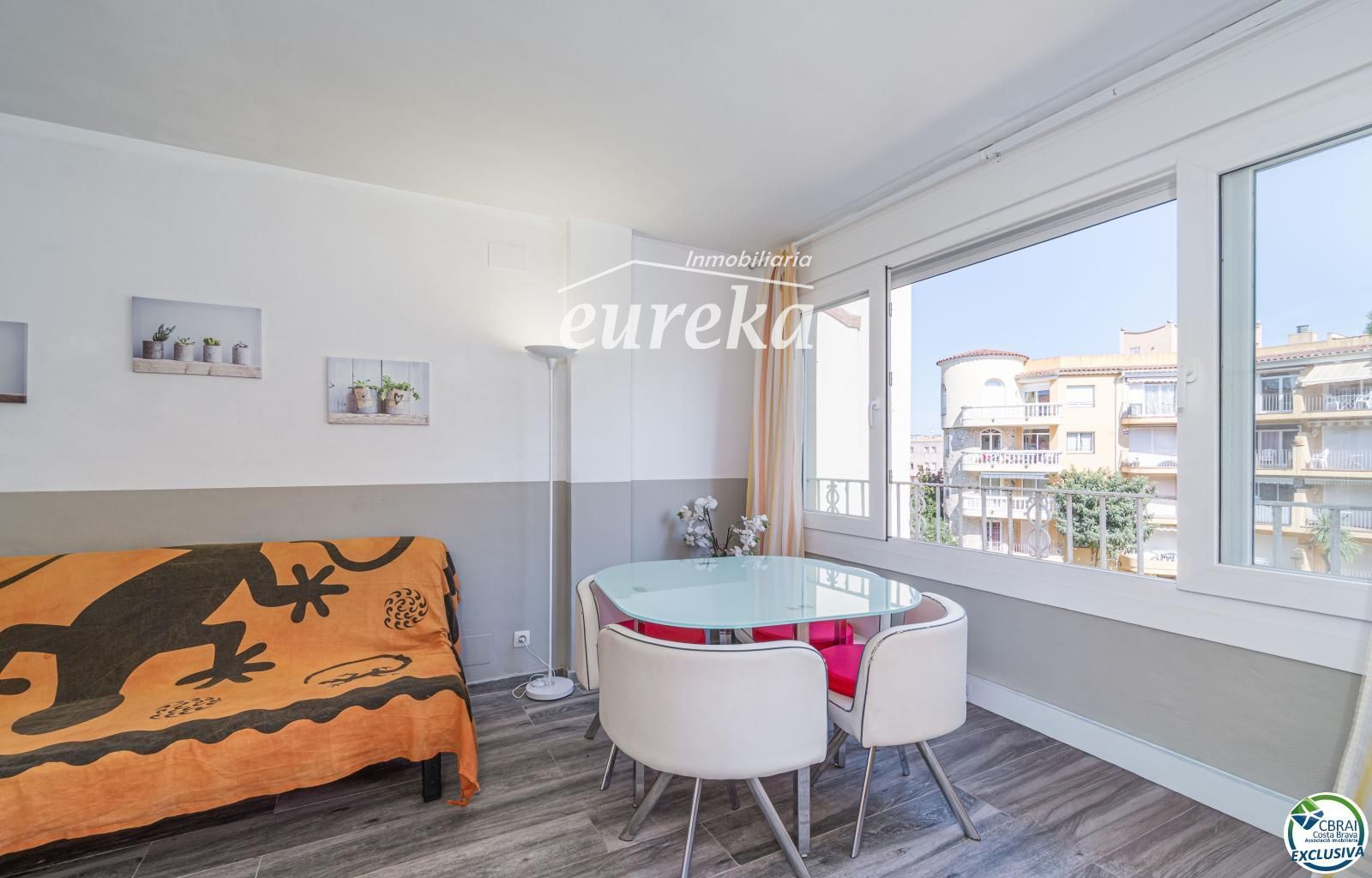 Apartament amb terrassa i piscina a Empuriabrava