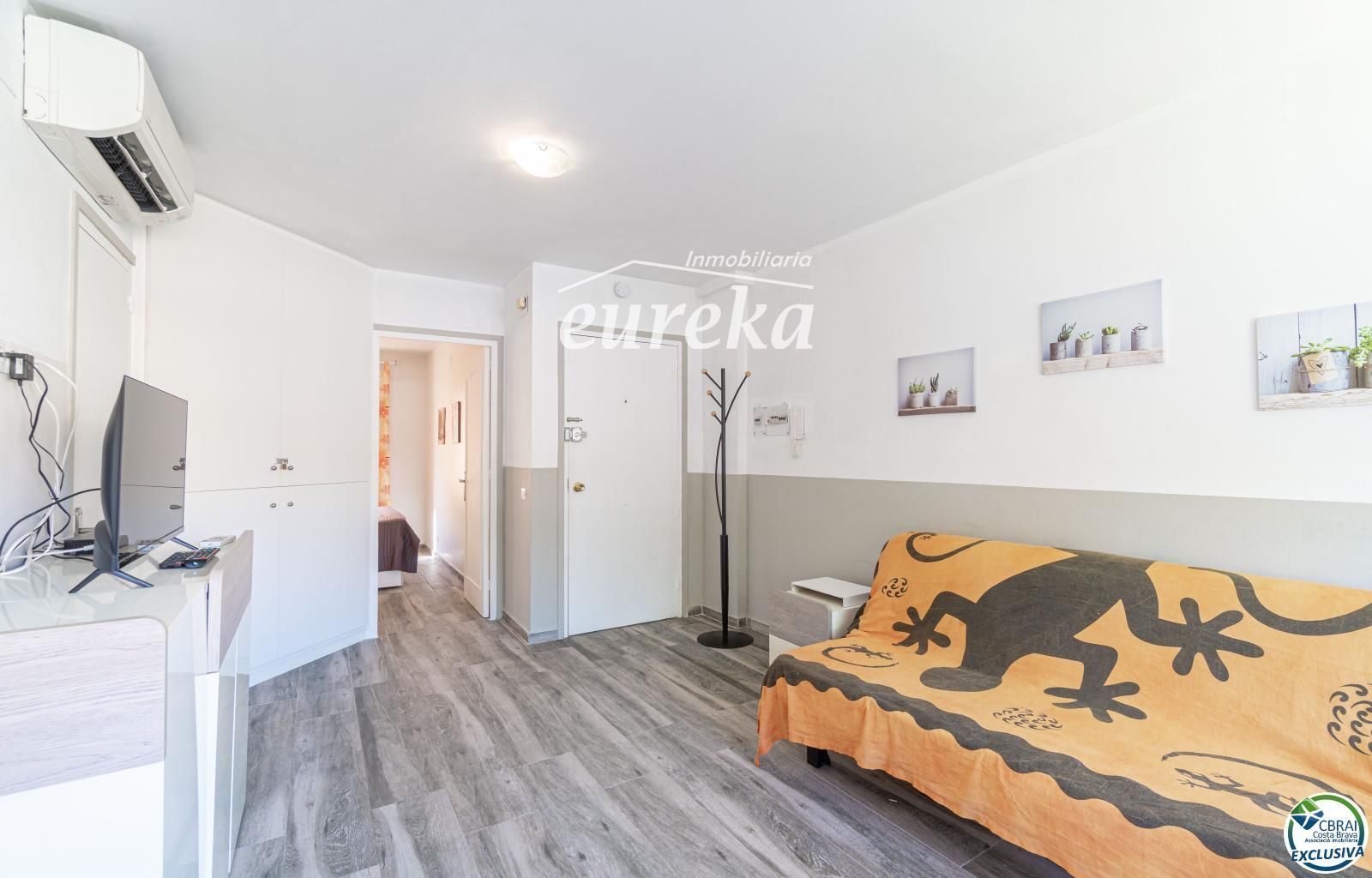 Apartament amb terrassa i piscina a Empuriabrava