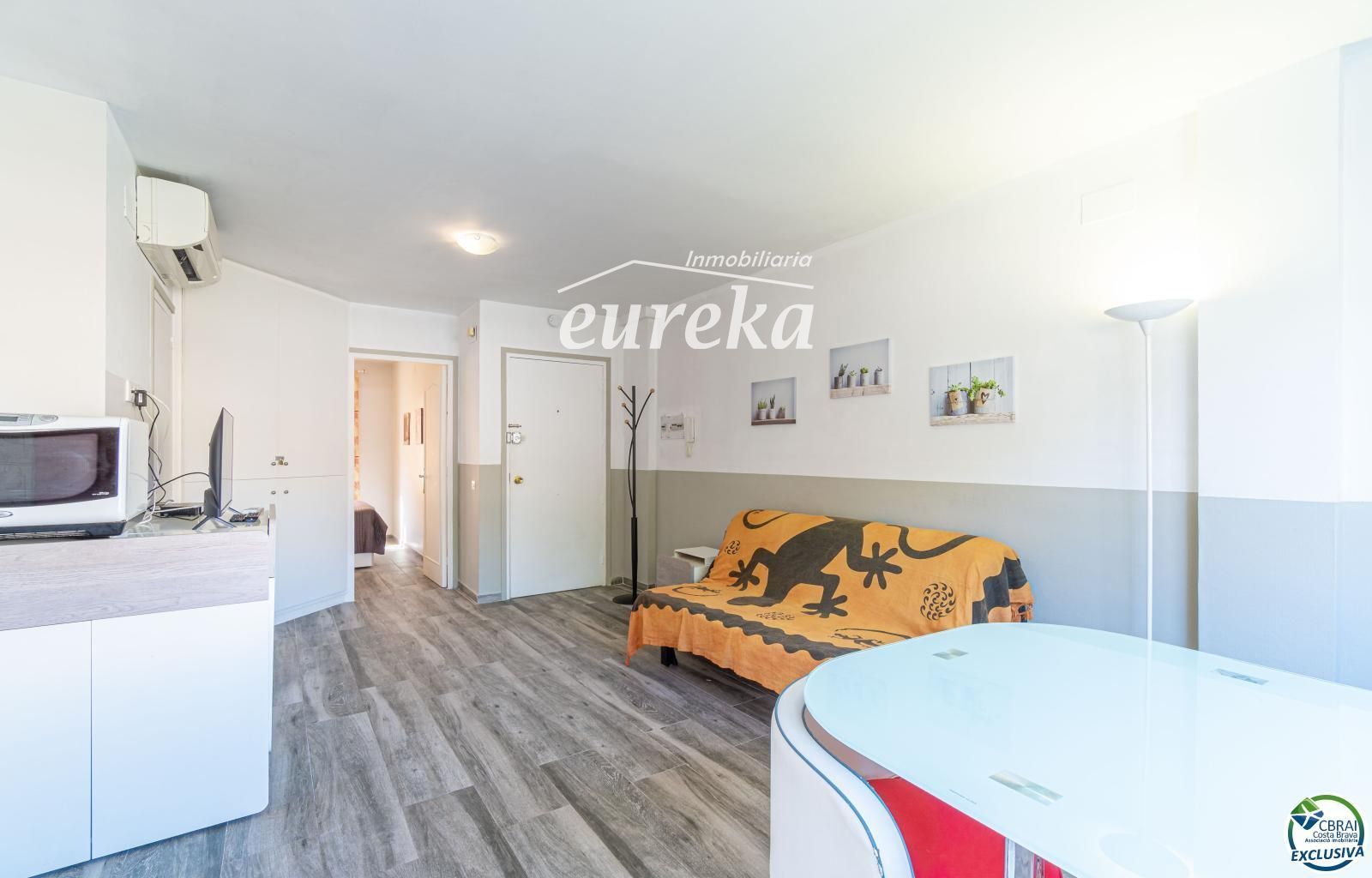 Apartament amb terrassa i piscina a Empuriabrava