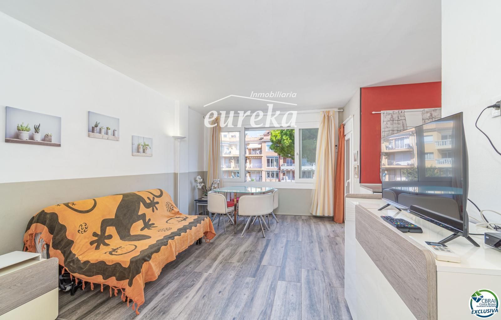 Apartament amb terrassa i piscina a Empuriabrava