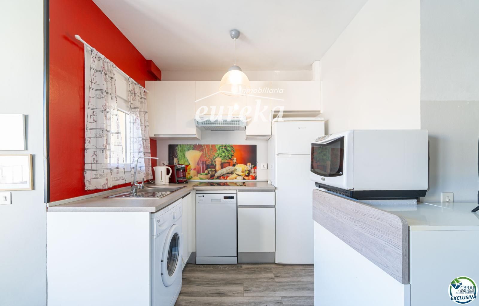 Apartament amb terrassa i piscina a Empuriabrava