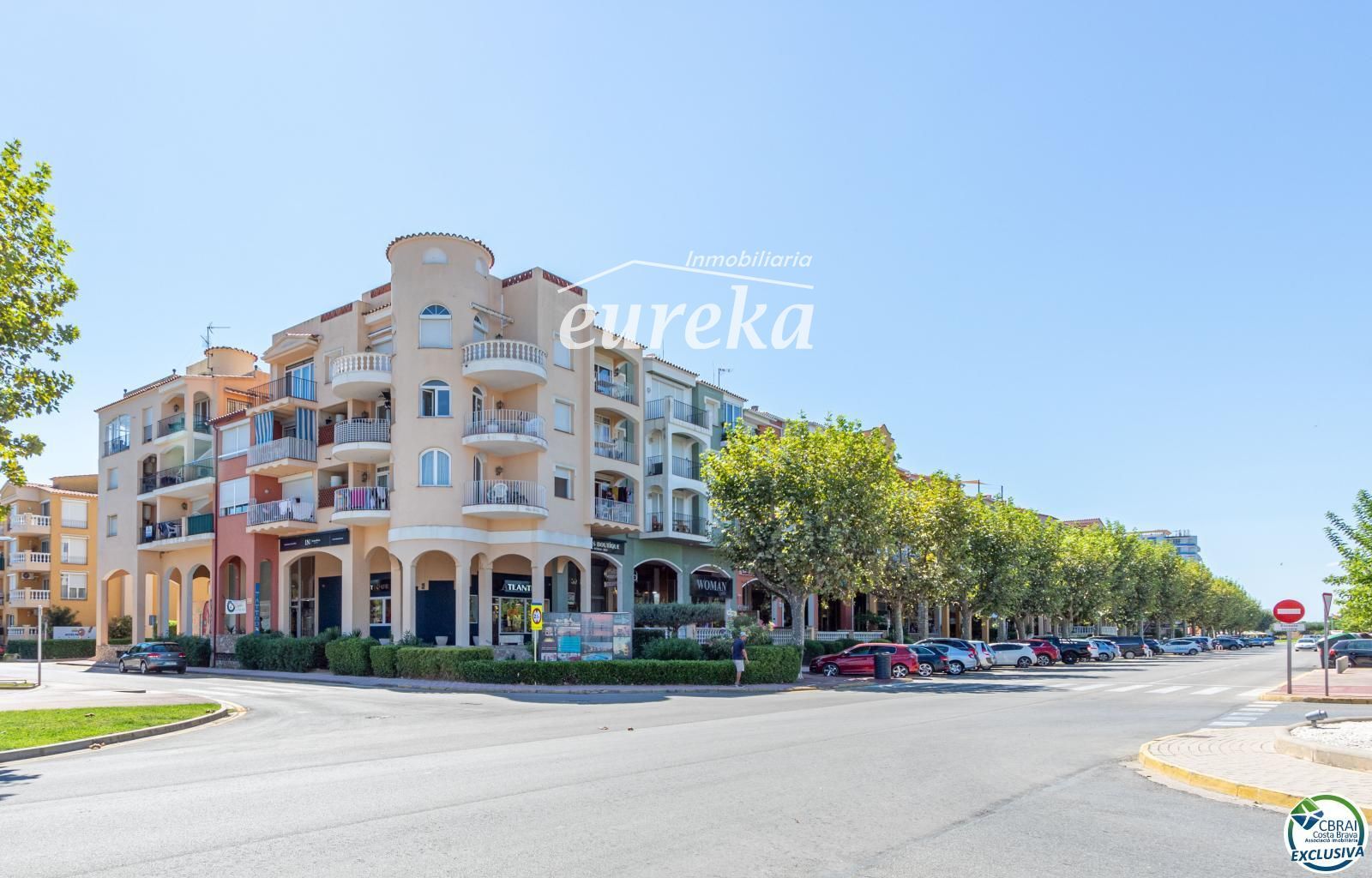 Apartament amb terrassa i piscina a Empuriabrava