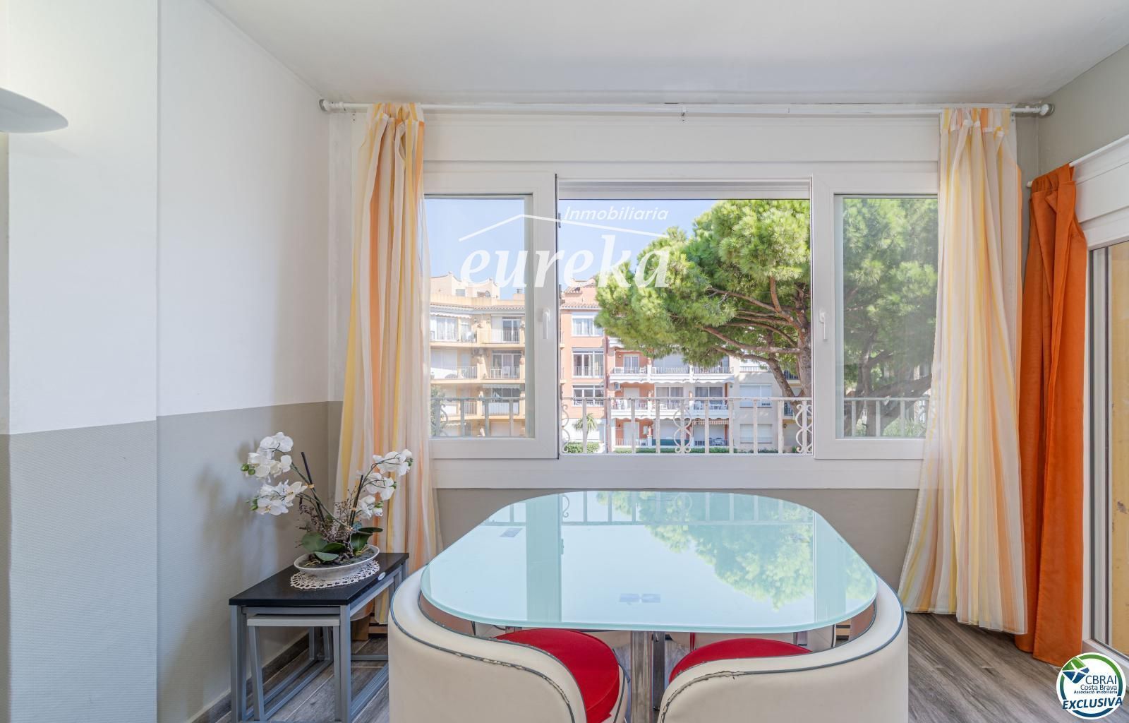 Apartament amb terrassa i piscina a Empuriabrava