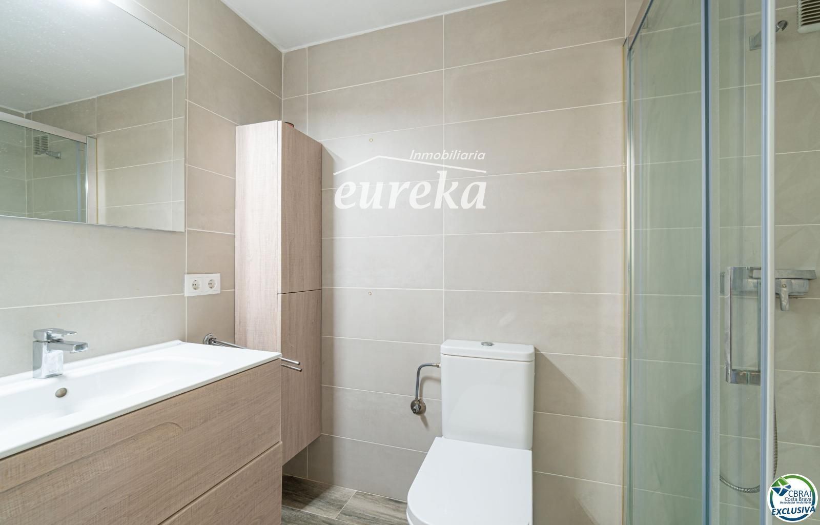 Apartament amb terrassa i piscina a Empuriabrava