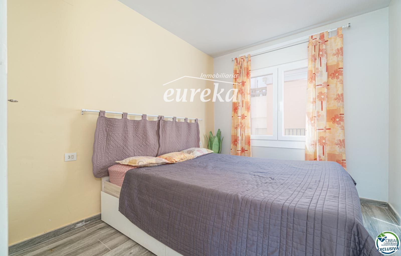 Apartament amb terrassa i piscina a Empuriabrava
