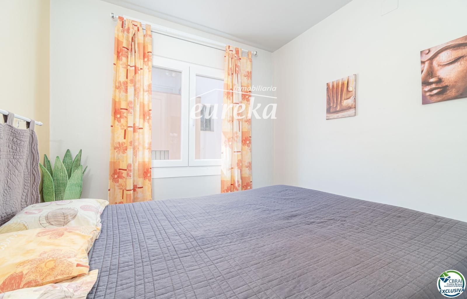 Apartament amb terrassa i piscina a Empuriabrava