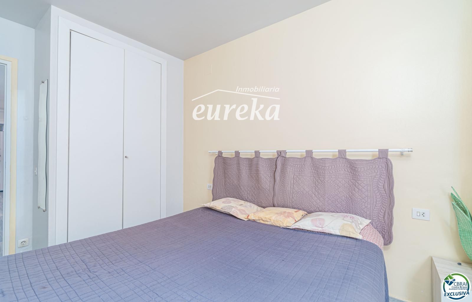 Apartament amb terrassa i piscina a Empuriabrava