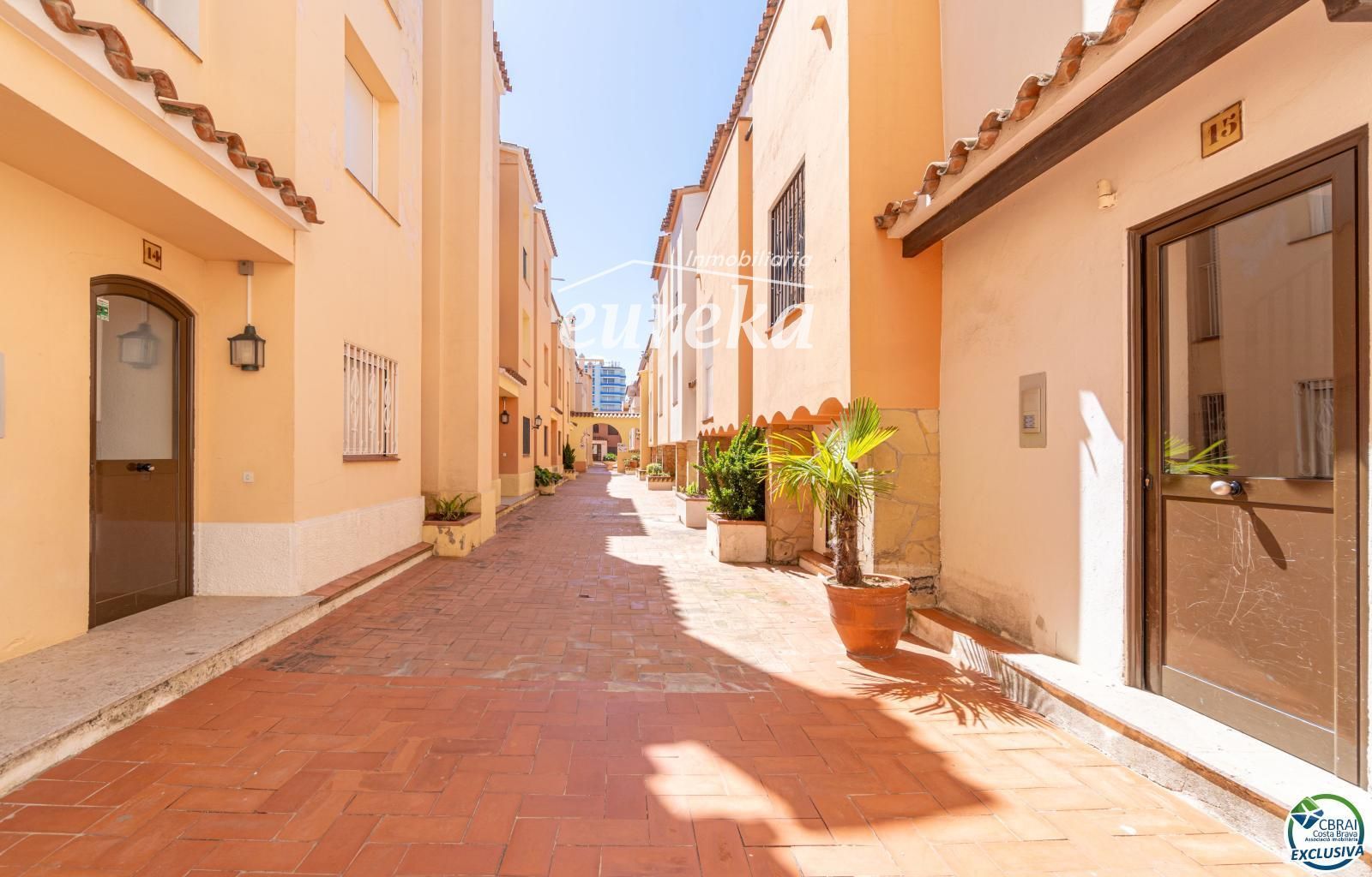 Apartament amb terrassa i piscina a Empuriabrava
