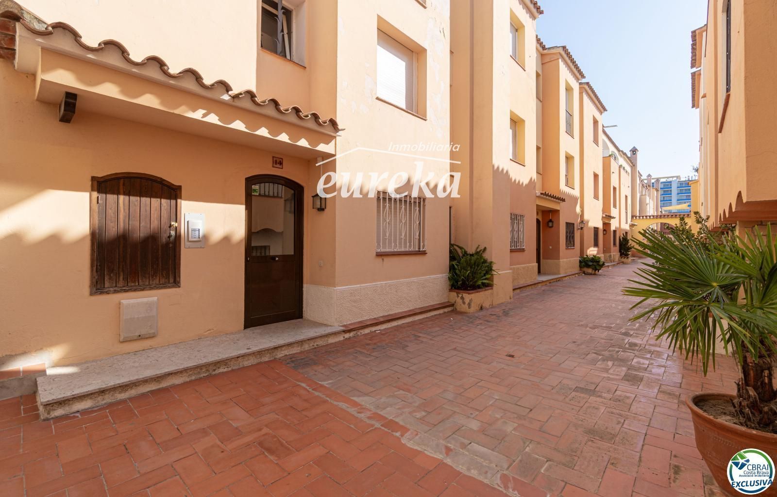 Apartament amb terrassa i piscina a Empuriabrava
