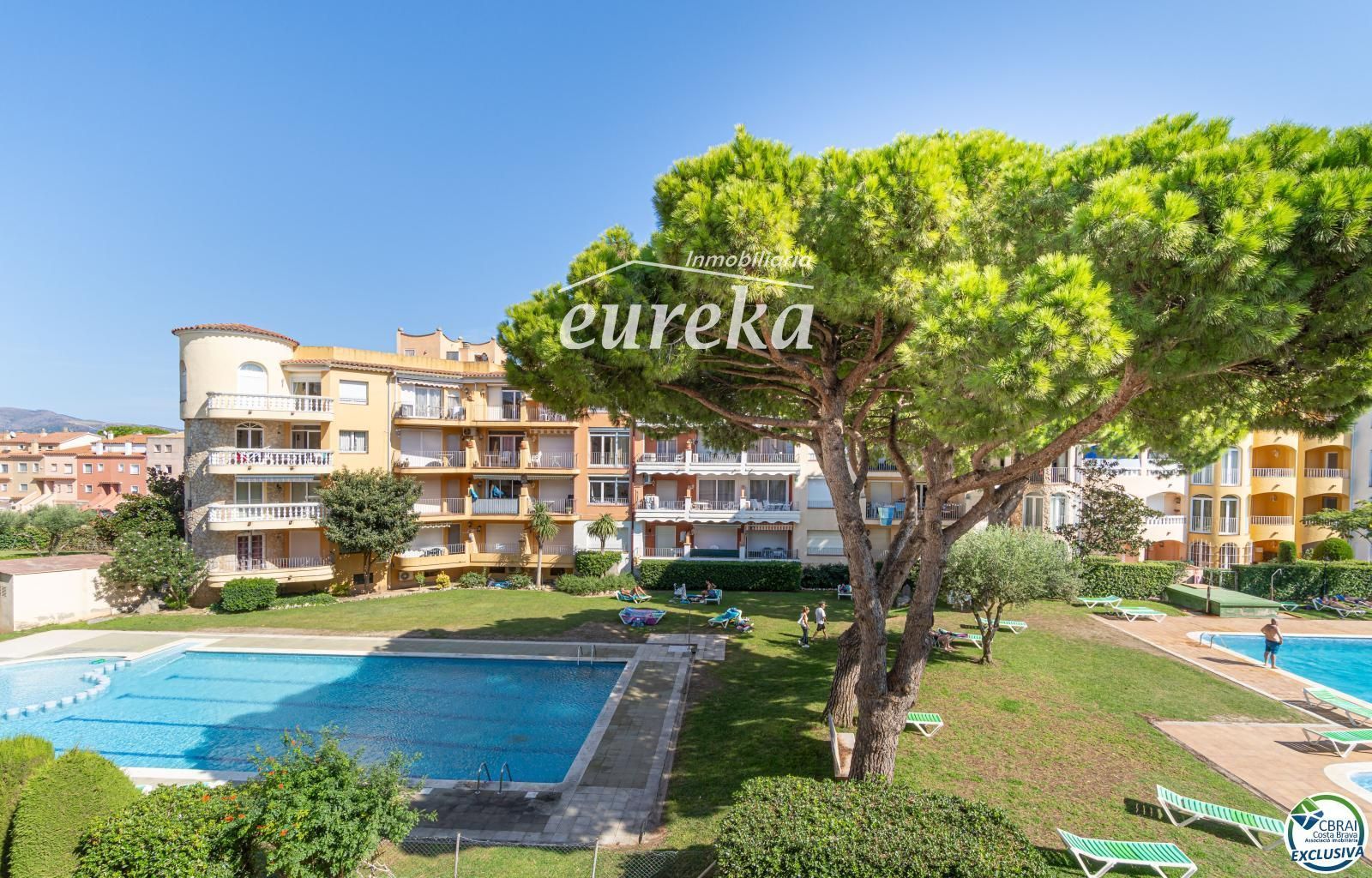 Apartament amb terrassa i piscina a Empuriabrava