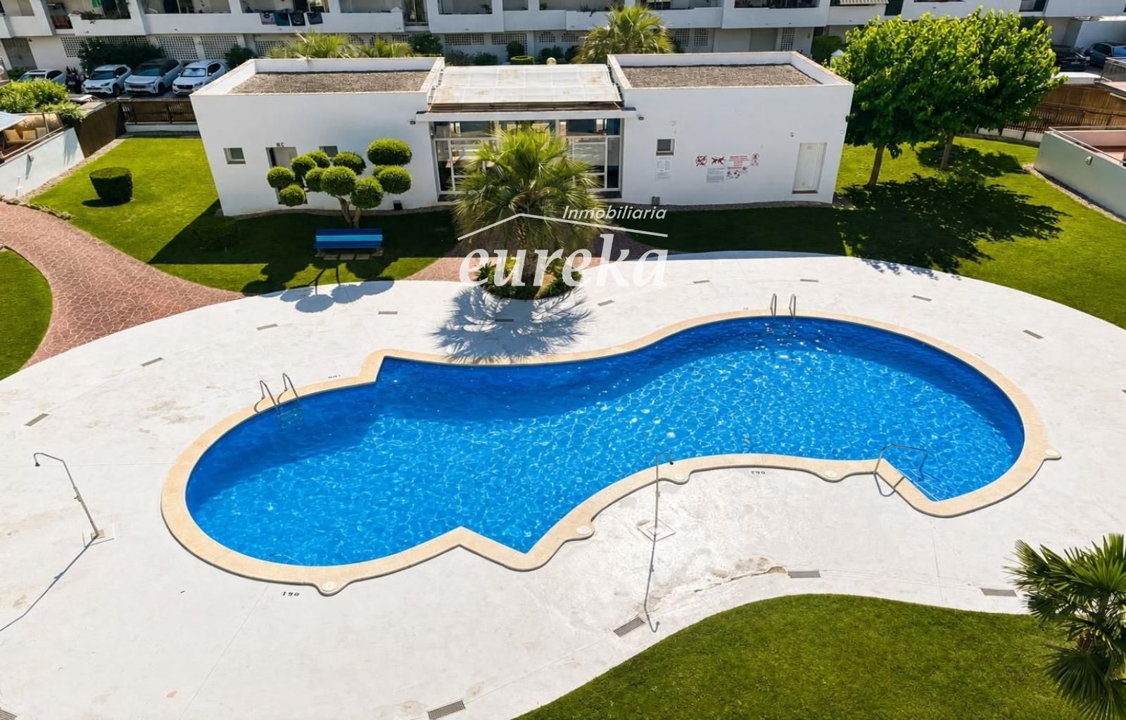 Apartamento con piscina, amplia terraza y parking en Santa Margarida (Roses)