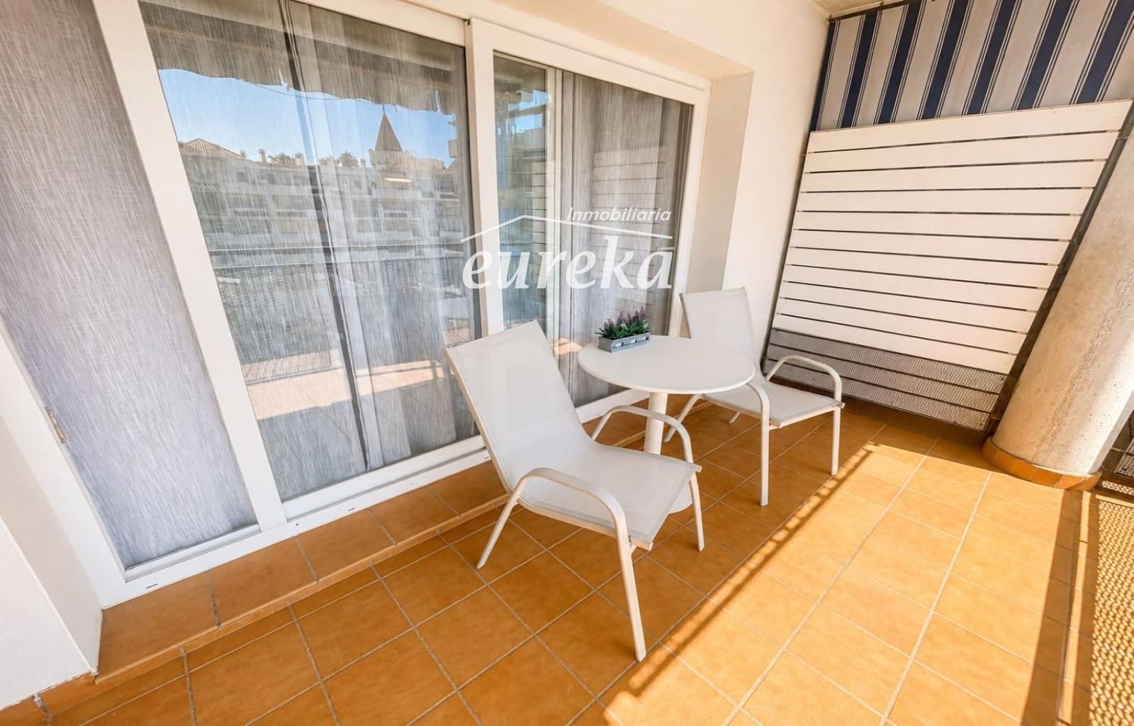 Apartamento con piscina, amplia terraza y parking en Santa Margarida (Roses)