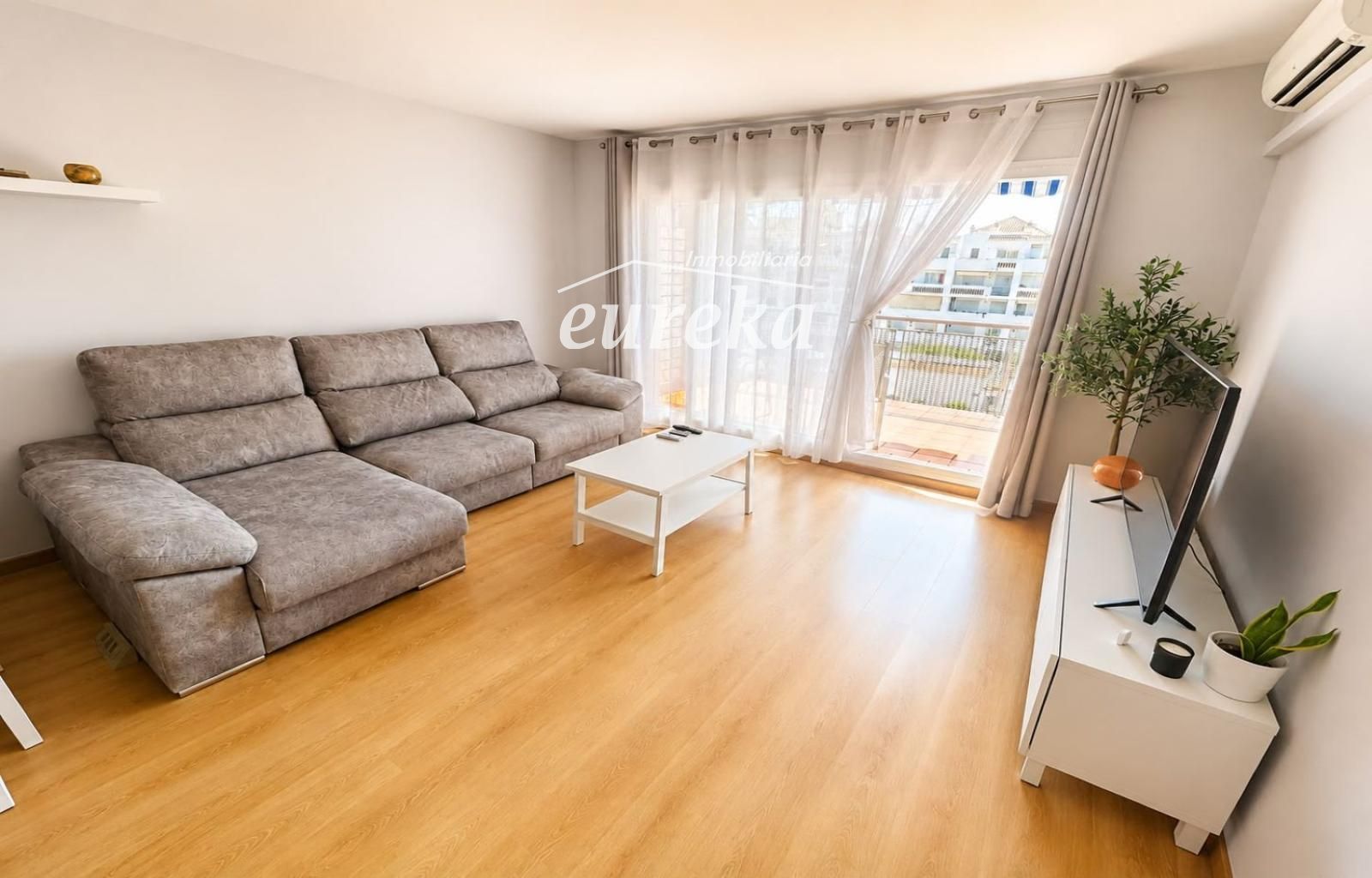 Apartamento con piscina, amplia terraza y parking en Santa Margarida (Roses)