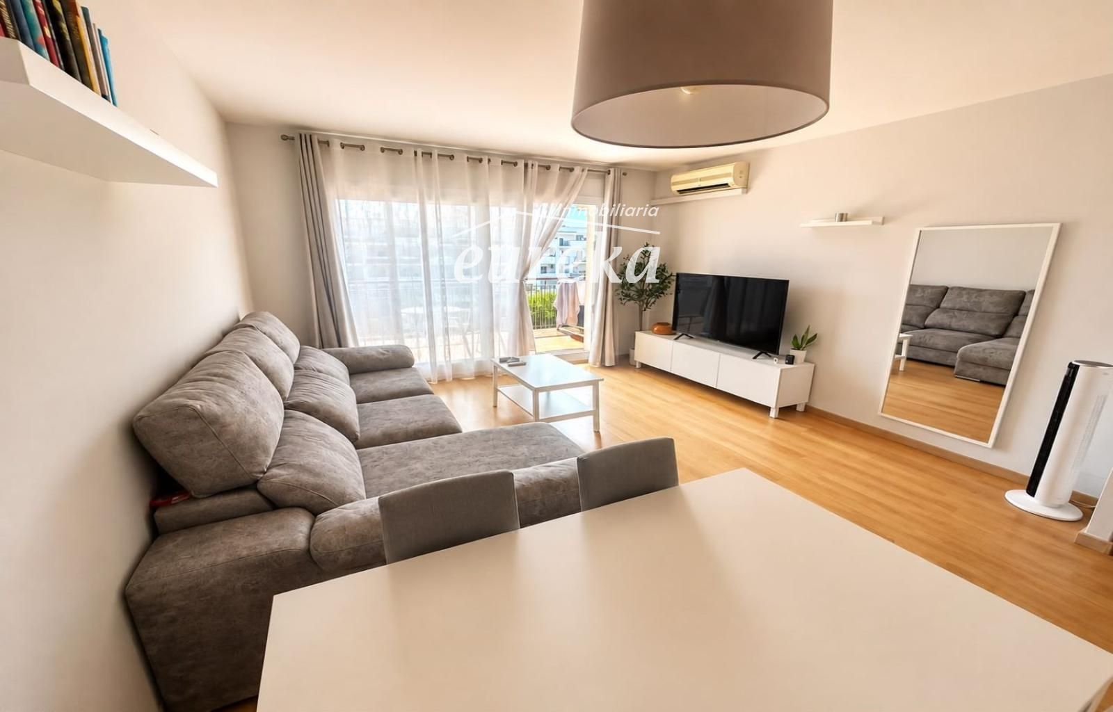 Apartamento con piscina, amplia terraza y parking en Santa Margarida (Roses)