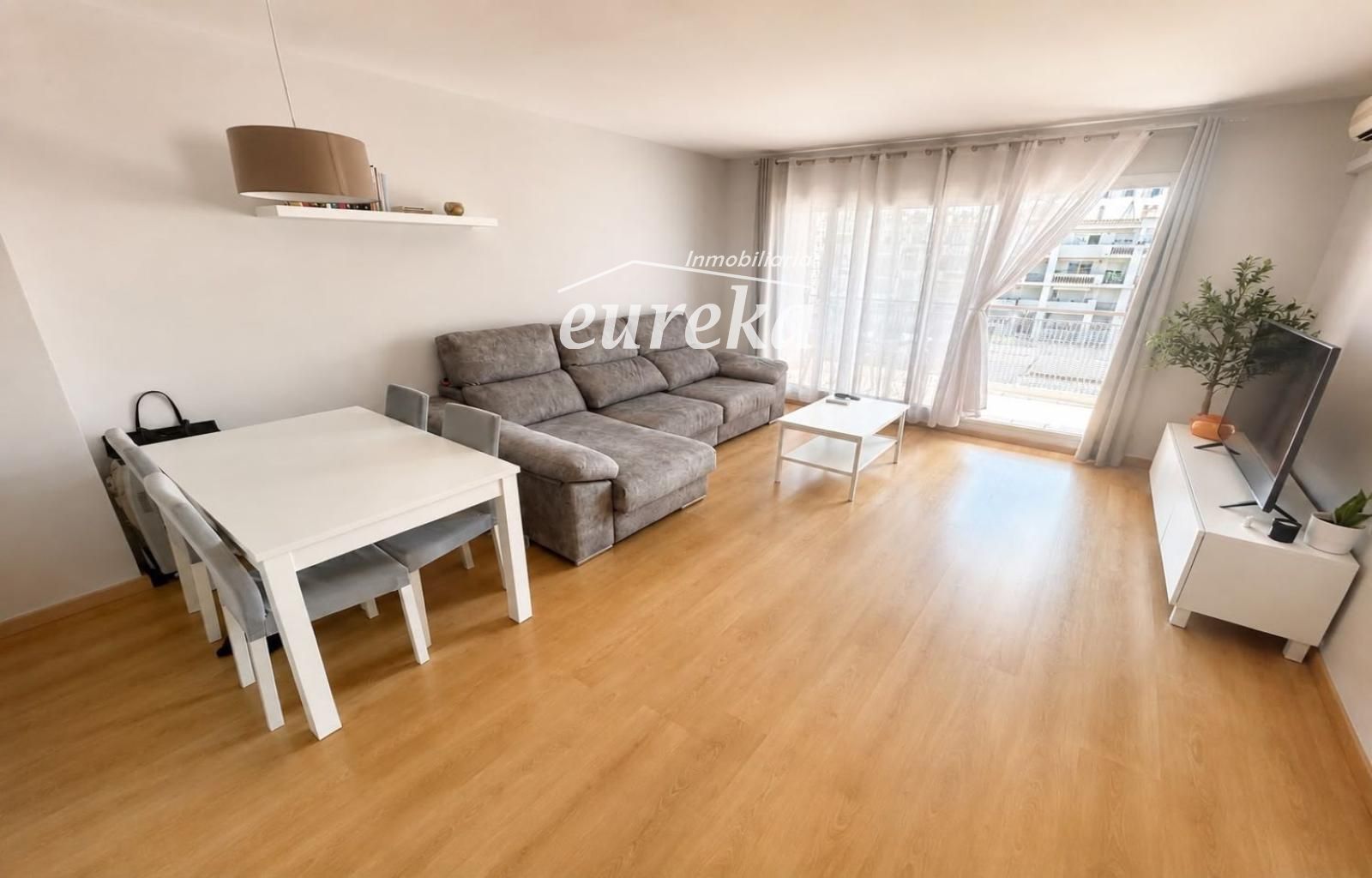 Apartamento con piscina, amplia terraza y parking en Santa Margarida (Roses)