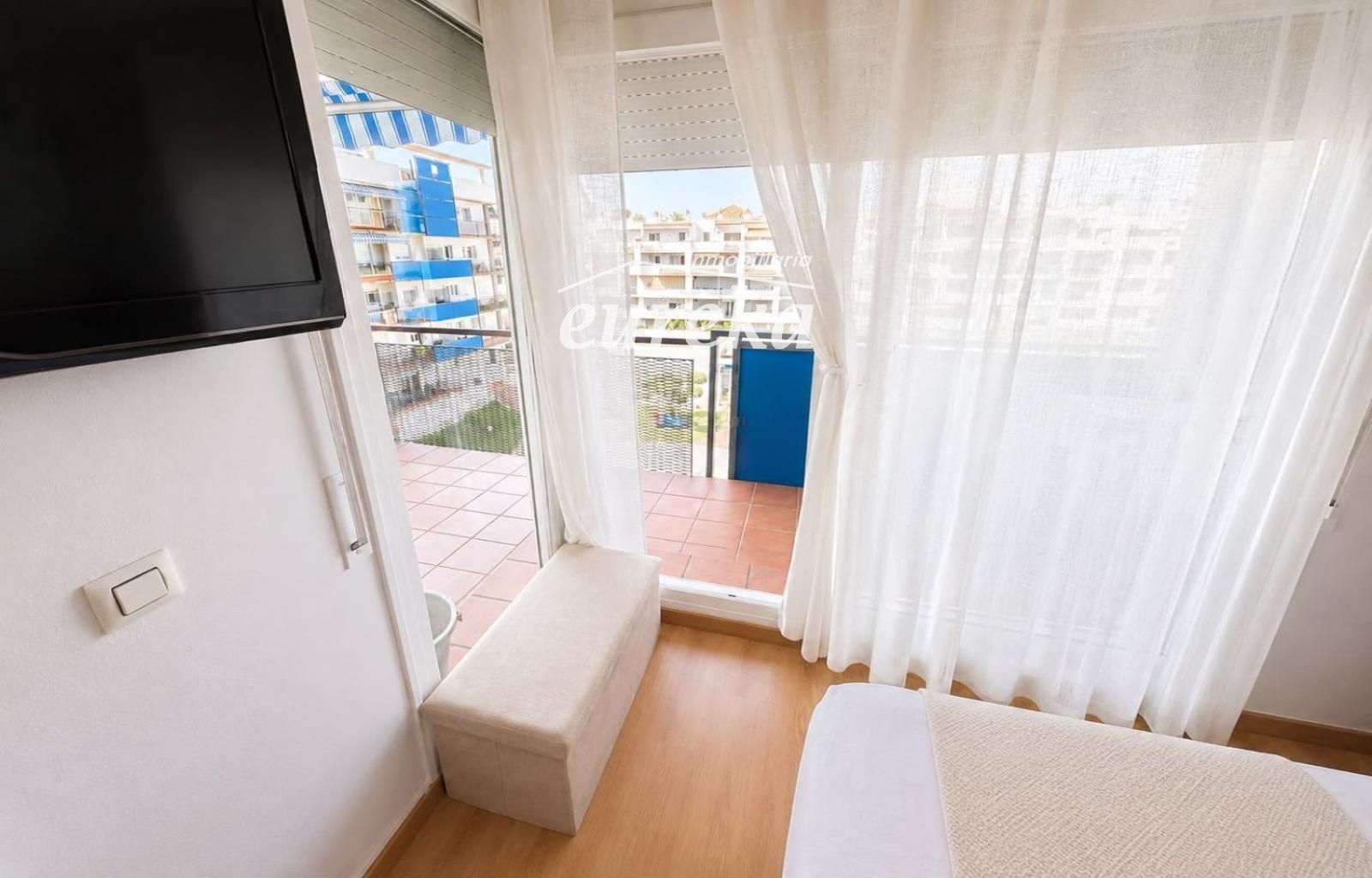 Apartamento con piscina, amplia terraza y parking en Santa Margarida (Roses)