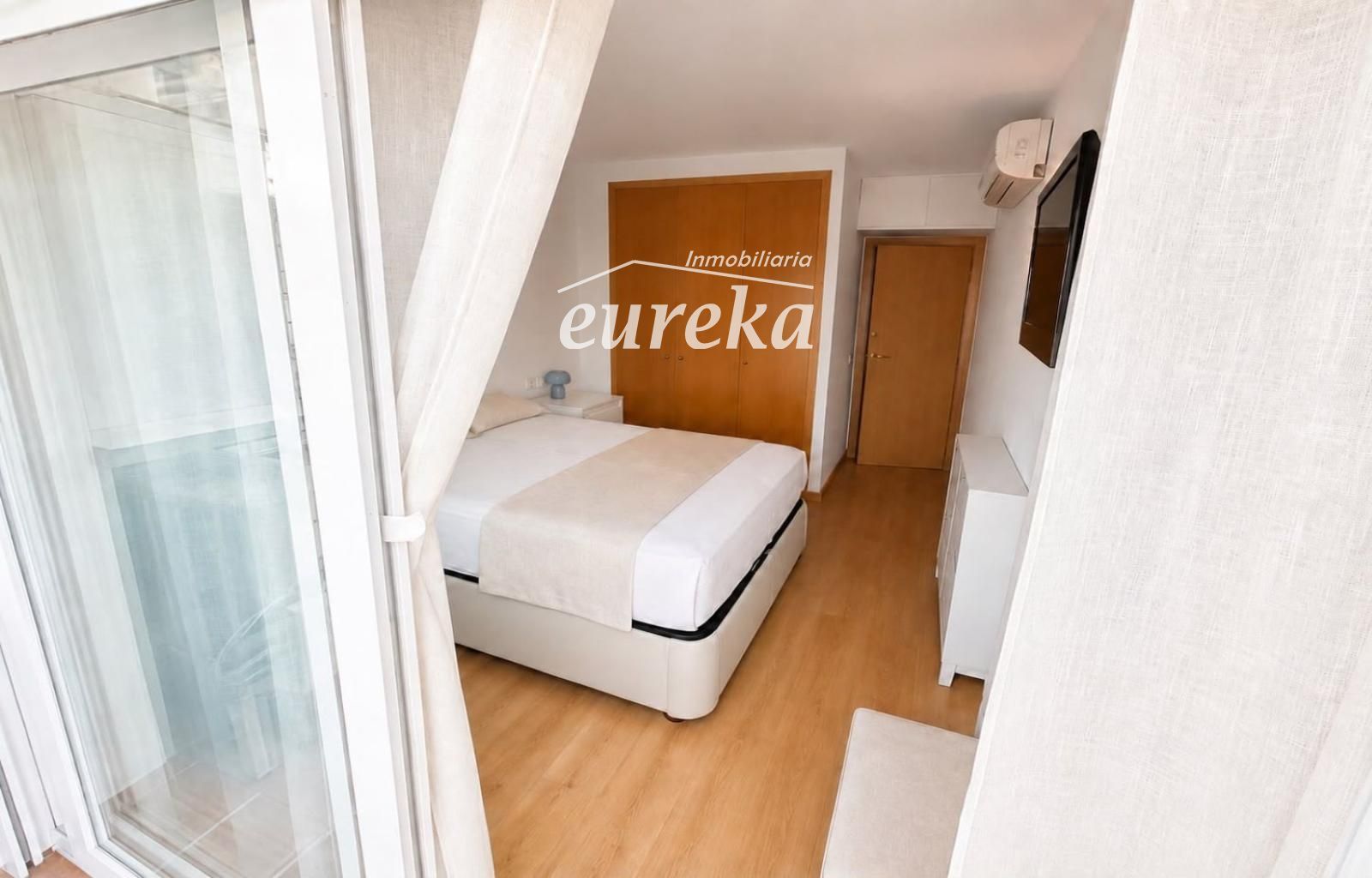 Apartamento con piscina, amplia terraza y parking en Santa Margarida (Roses)