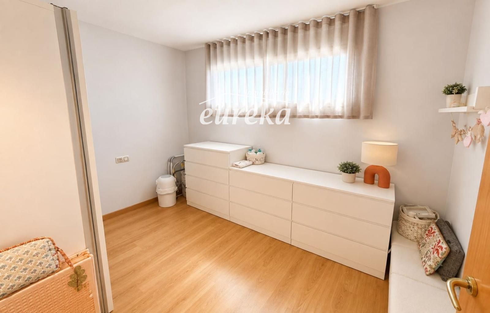 Apartamento con piscina, amplia terraza y parking en Santa Margarida (Roses)