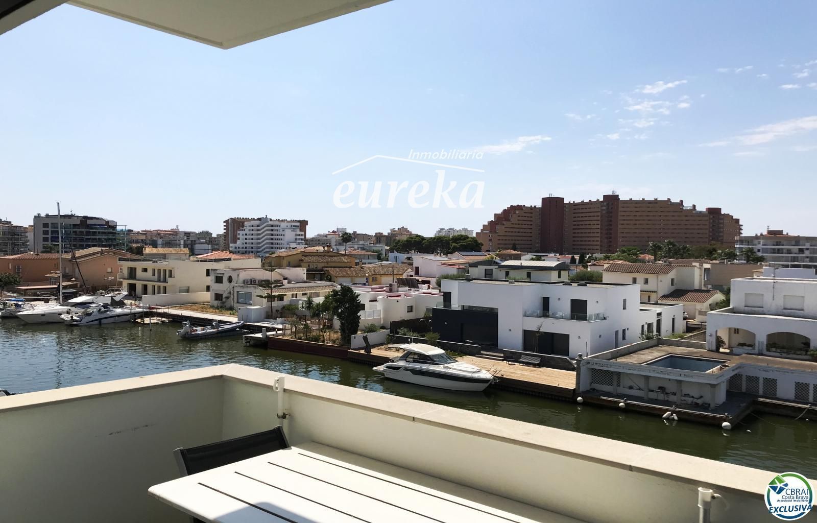 3-Zimmer-Wohnung mit Pool und privatem Parkplatz in Santa Margarita Roses