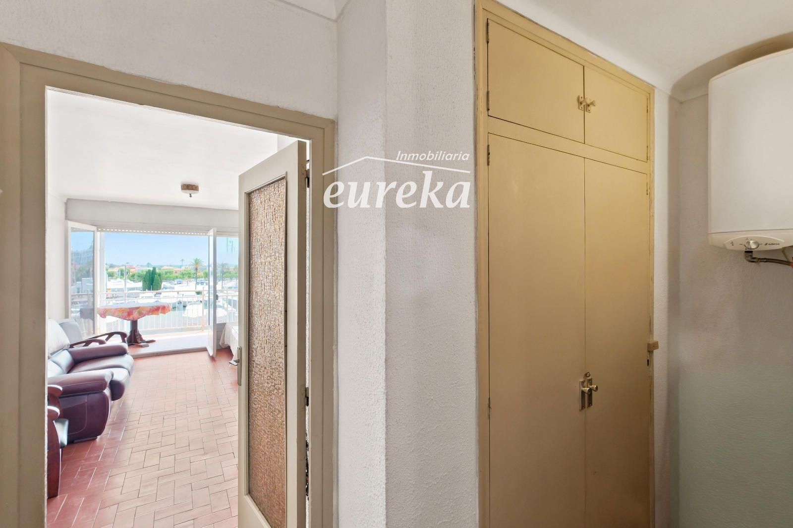 PORT GREC NAUTICA Large studio with sleeping cabin for renovation, with views of the main canal in Empuriabrava - Foto 13