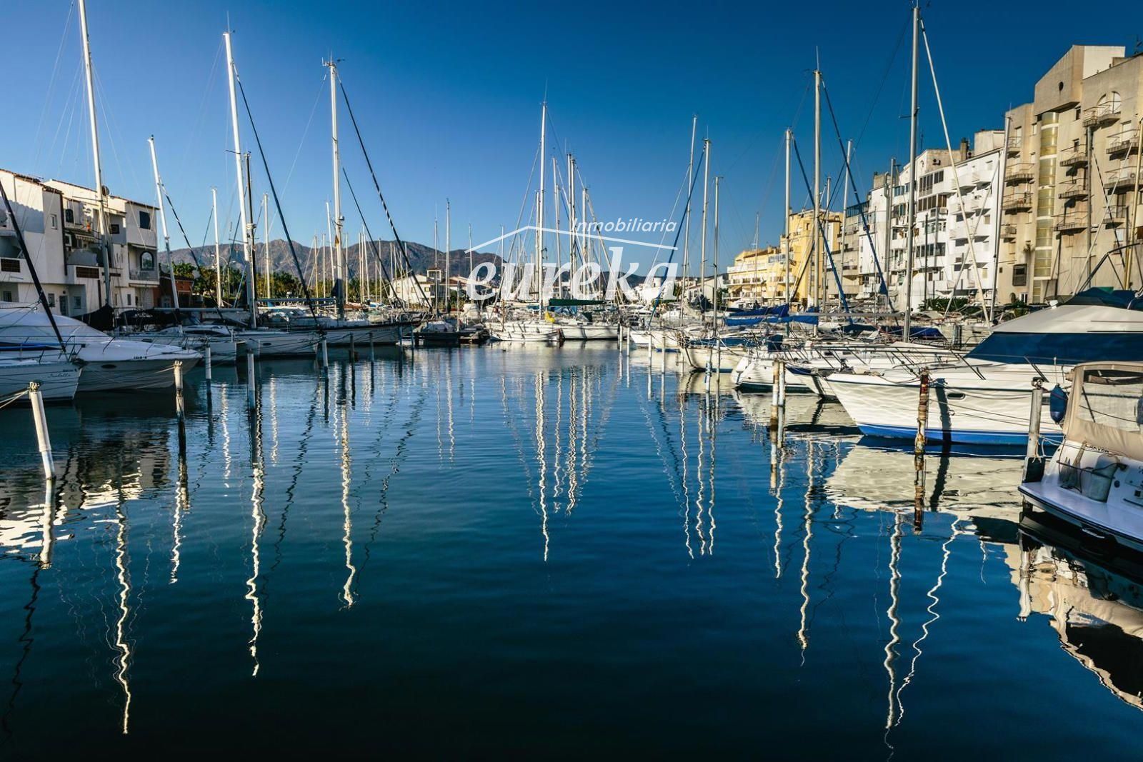 PORT GREC NAUTICA Large studio with sleeping cabin for renovation, with views of the main canal in Empuriabrava - Foto 31