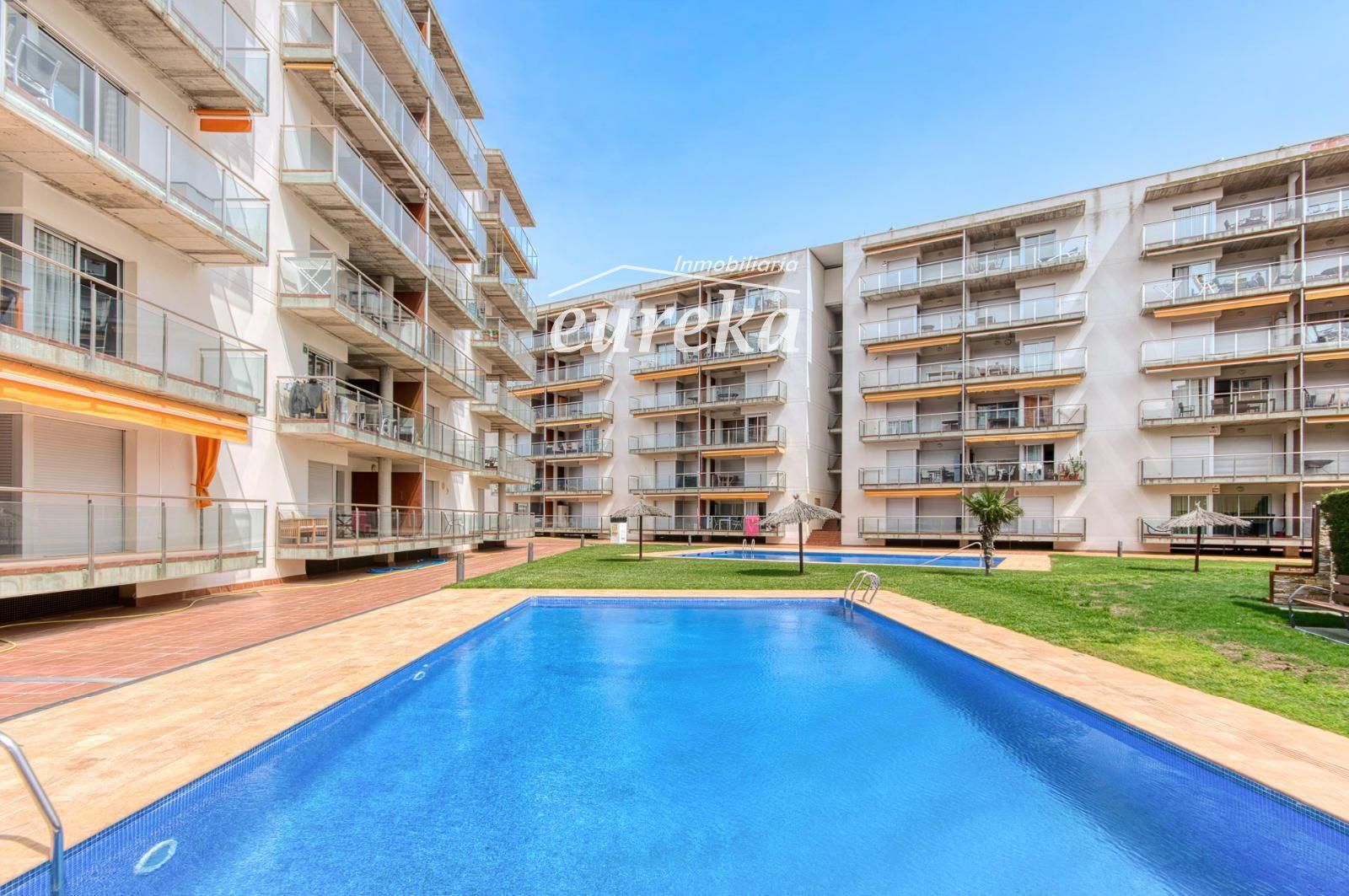 Luminoso ático con terraza, piscinas, parking y trastero en Santa Margarida - Foto 2