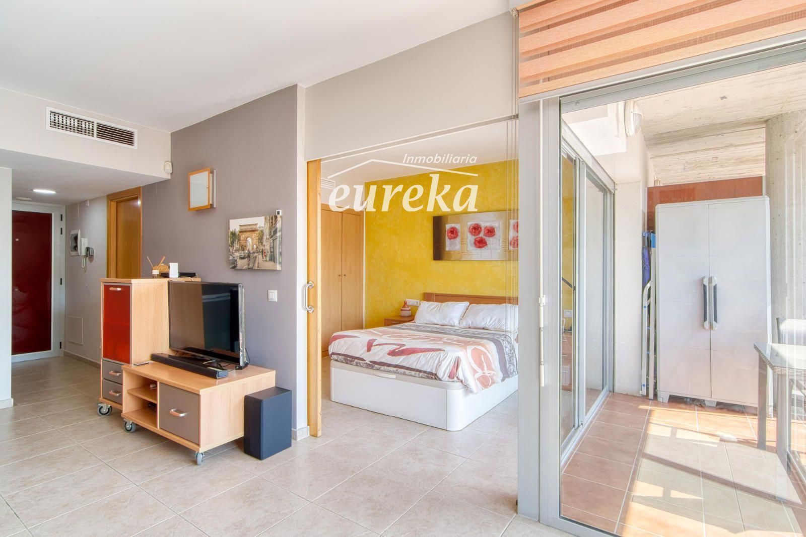 Luminoso ático con terraza, piscinas, parking y trastero en Santa Margarida - Foto 9