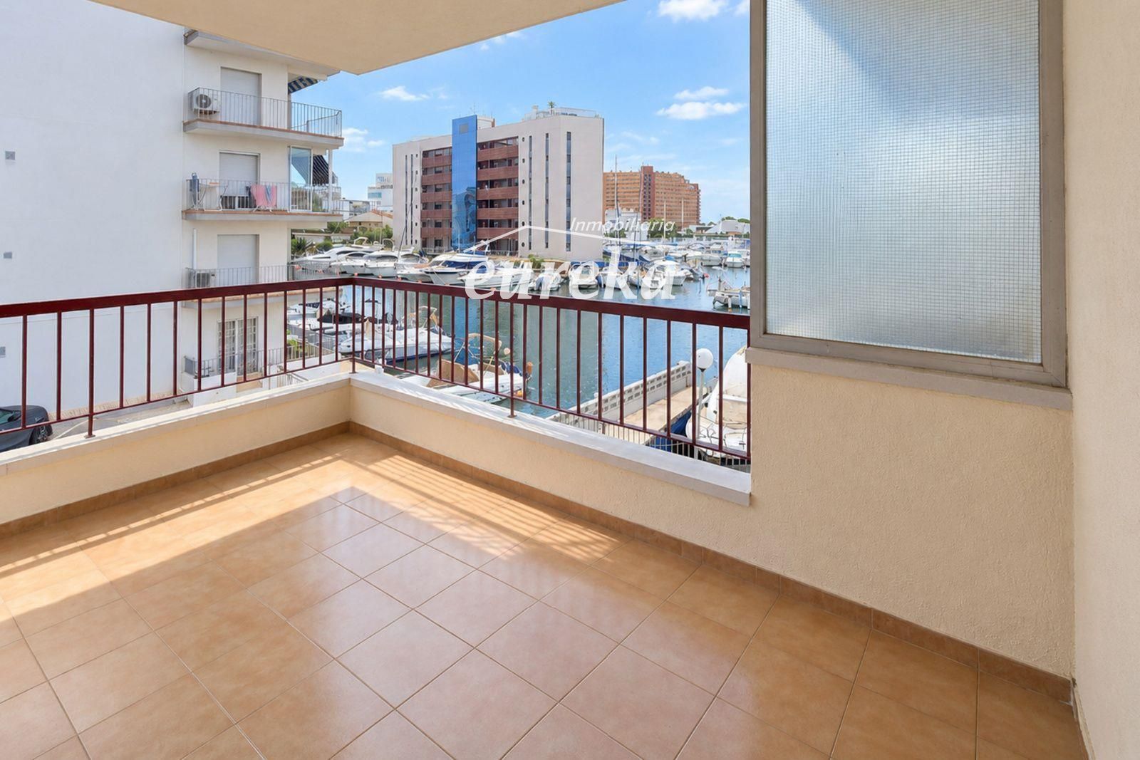 Tu rincón junto al mar en Roses: terraza con vistas al canal y parking privado