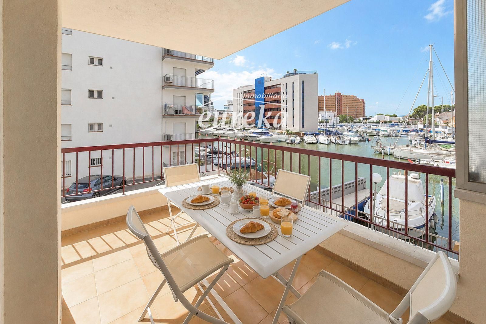 Tu rincón junto al mar en Roses: terraza con vistas al canal y parking privado