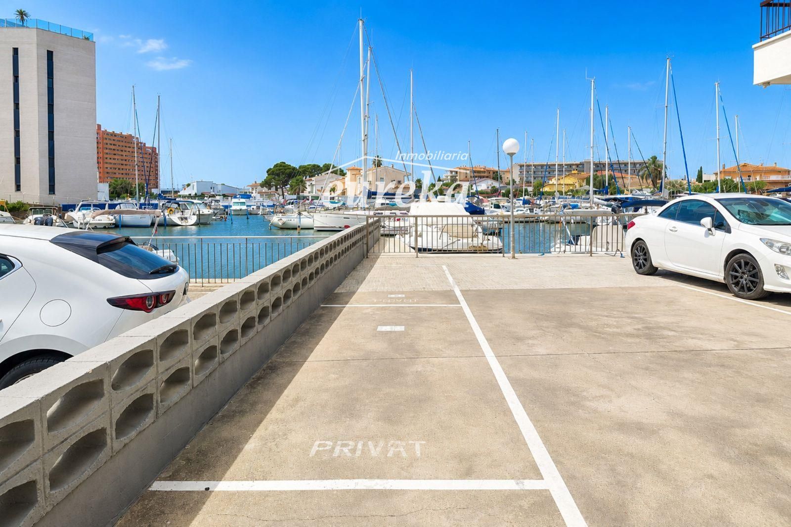 Tu rincón junto al mar en Roses: terraza con vistas al canal y parking privado